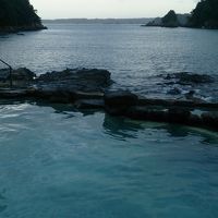 露天風呂の前は磯と海が広がる