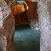 洞窟のようにつくられたお風呂から源泉が流れ出す