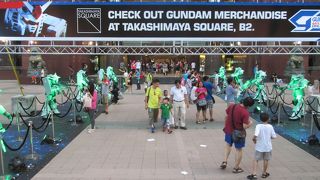 ガンダムとザクが立っていました