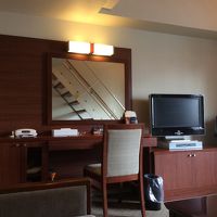 メゾネットの１階にバスルーム、クローゼット、応接セットなど