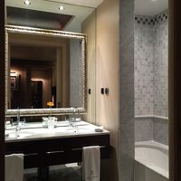 シンクは２つ。バスはジャグジー付き！