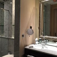 シャワーブースとトイレ