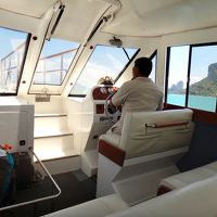 専用ボートでアクセスします。