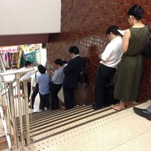 開店20分で，階段まで行列。