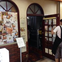 チャーハン王の左隣にあります。