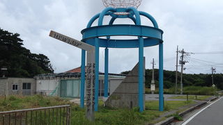 それは道路沿いにあります