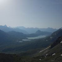朝一にロープウェイで下山。黒と白の湖方面の景色。