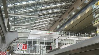 屋根が高い圧迫感が無いホームです