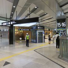 東海道線の乗り換え付近。人が少ない。