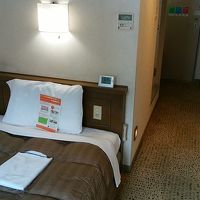 部屋の照明は枕元灯だけ後はスタンド。