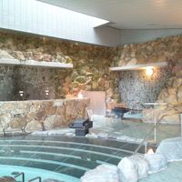 岩風呂のリラックス湯、打たせ湯、浮き湯です。