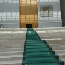 展示室へは、緑のガラスの階段を上っていきます。