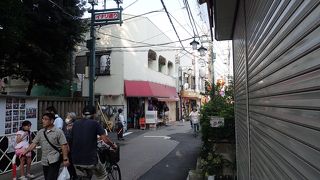 焼き鳥のおいしい鶏肉屋さんがあります。