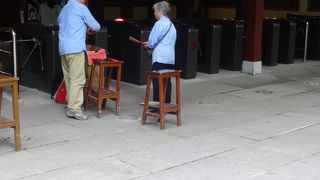 入り口でくばっているお線香は無料です。