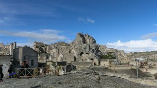渓谷の斜面の穴を開けた洞窟住居は絶景です。