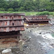 原っぱに温泉が湧いている