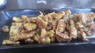 地元客で大にぎわいの人気店。