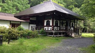 源泉のすぐ隣のお寺