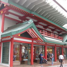 表参道で特別目立つ建物