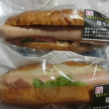 閉店間際、レジ横に半額になった福生ドッグをお買い上げ