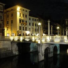 夜に見る≪靴屋の橋≫はロマンチック。
