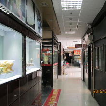 １階に並ぶ各店舗。