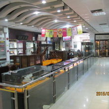 東台路古玩市場と違って建物内で綺麗な店舗です。