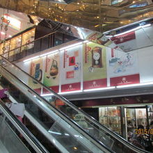 エスカレターで地下へ進みます。