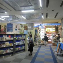 地域特産品売店と左観光情報センター