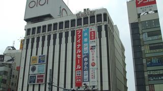 上野のマルイの温度計と時計に注目してしまいます。