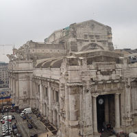 部屋からのミラノ中央駅