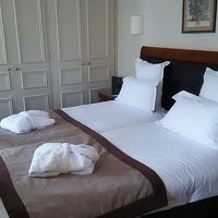 日当たりのよい中庭が見える客室