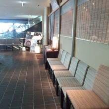 座る人がいない、虚しい行列用ベンチ