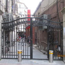 門がありますが入れます。