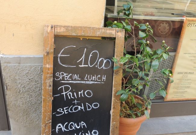 ランチセット10&#8364;。ランチタイムは地元の人々もたくさんやってくる大繁盛の店