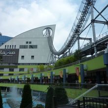 ジェットコースターなど充実の施設