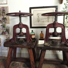 かつて使われていた歴史的道具・機械がきれいに展示されている