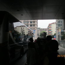 ５：３０発空港バスに乗車の列、満席で増便。