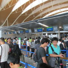 ６：２０浦東空港の出発カウンター。