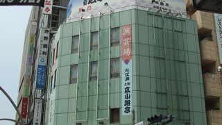 落語協会以外の落語家と芸人の寄舞台です。