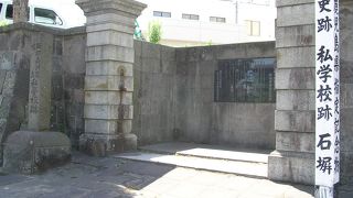 壁に無数の弾痕