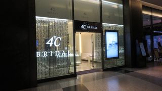 ブライダル専門店。