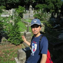 外人墓地の中で