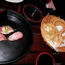 お寿司と天ぷら盛り合わせです。どちらも食べかけでスンズレ