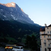 部屋から見た朝日を浴びるアイガー