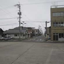 駅前の通りをまっすぐ歩くと日本海