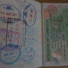 適当な入管おやじが黒インクのフランス入国スタンプを重ね押し