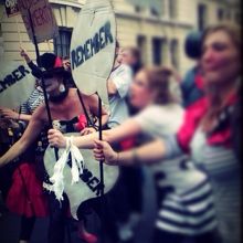 デモの派手なパートの人たち