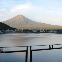 部屋から河口湖越しに富士山！