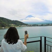 ビールを飲みながら河口湖越しの富士山！